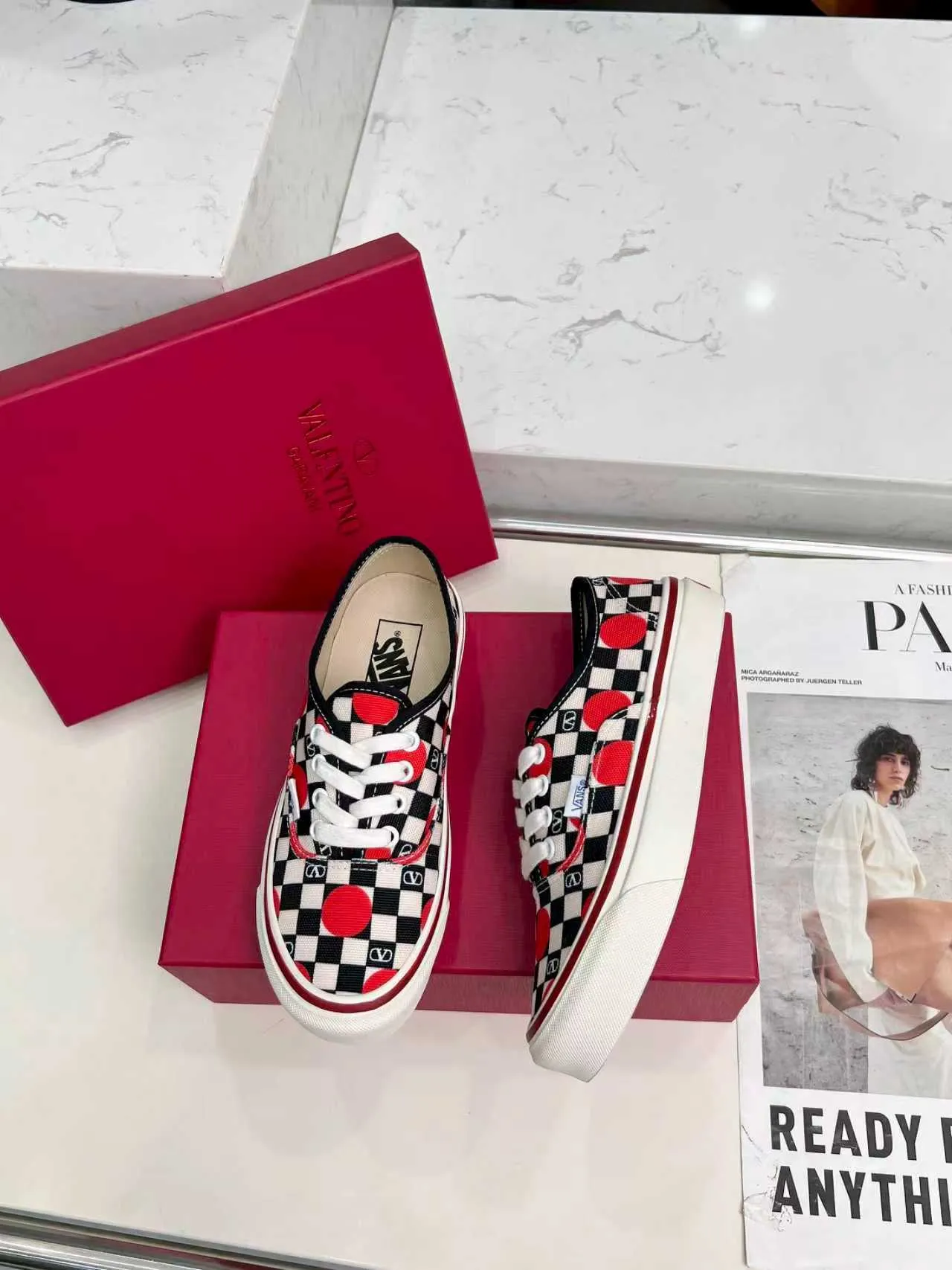 [Valentino Giving classic shoes a personality that spans the ages. Many celebrities - Jolin Tsai. Yang Zi. Liu Wen. Ma Baiquan. Choi Soobin. freen. Song Zuer. JJ Lin. zel. Cecilia Cheung. shark. Xin Yunlai...same style.